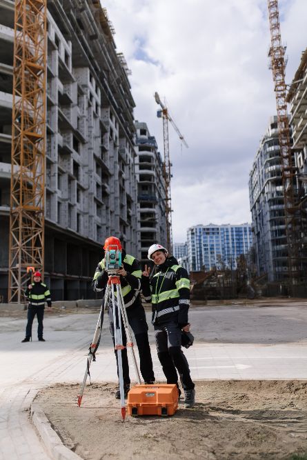 Инженеры «ЗемУстрой» с тахеометром на площадке жилой застройки